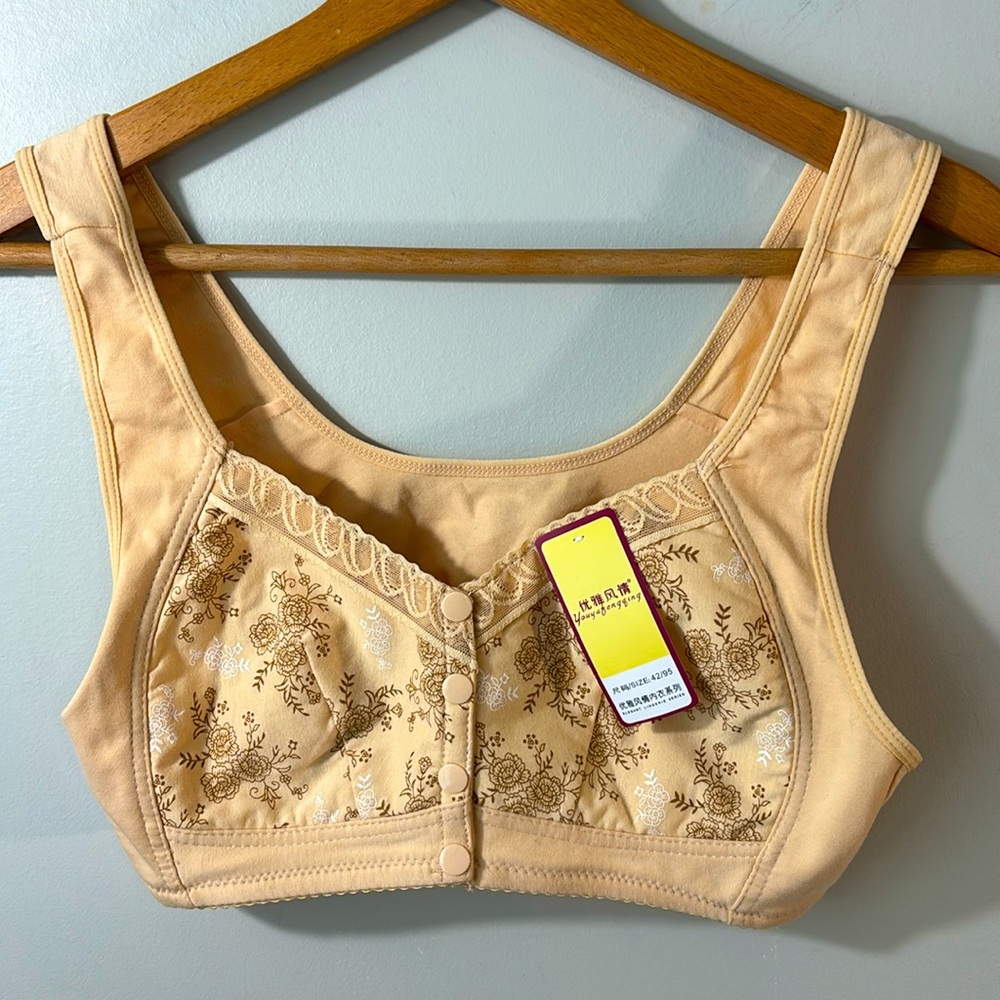 NWT all day comfort with this SNAP FRONT BRA in size 42 Wireless